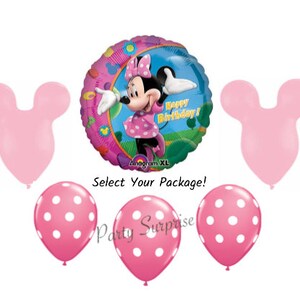 Pode incluir: Um bal&atilde;o rosa com bolinhas brancas, um bal&atilde;o rosa do Mickey Mouse com o texto "Feliz anivers&aacute;rio!" e dois bal&otilde;es rosas em forma de orelhas do Mickey.