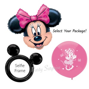 Pode incluir: Um conjunto de tr&ecirc;s bal&otilde;es de festa com tema Minnie Mouse. Os bal&otilde;es s&atilde;o rosa e preto com bolinhas brancas. Um bal&atilde;o apresenta uma imagem grande do rosto da Minnie Mouse, outro bal&atilde;o apresenta uma imagem menor da Minnie Mouse com um vestido, e o terceiro bal&atilde;o &eacute; um quadro de selfie preto com orelhas de Minnie Mouse.
