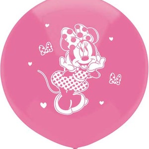 Pode incluir: Bal&atilde;o rosa com um contorno branco da Minnie Mouse vestindo um vestido de bolinhas e um la&ccedil;o. O bal&atilde;o tem cora&ccedil;&otilde;es e borboletas brancas ao redor da Minnie Mouse.