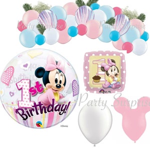Pode incluir: Um arco de bal&otilde;es rosa e branco com um grande bal&atilde;o de bolha transparente que apresenta a Minnie Mouse com o texto "1st Birthday!" e um bal&atilde;o de folha rosa e amarelo com a Minnie Mouse e o n&uacute;mero "1".