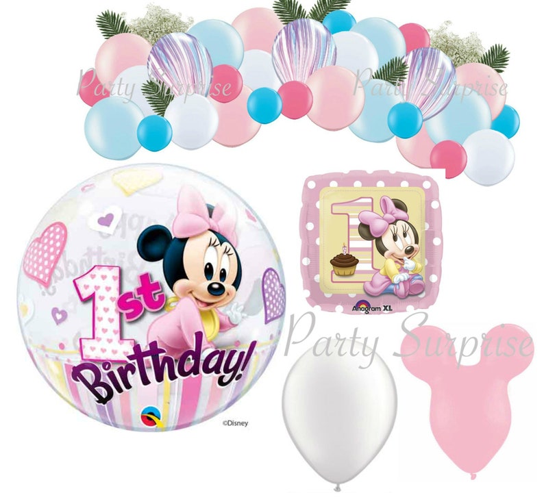 Pode incluir: Um arco de bal&otilde;es rosa e branco com um grande bal&atilde;o de bolha transparente que apresenta a Minnie Mouse com o texto "1st Birthday!" e um bal&atilde;o de folha rosa e amarelo com a Minnie Mouse e o n&uacute;mero "1".