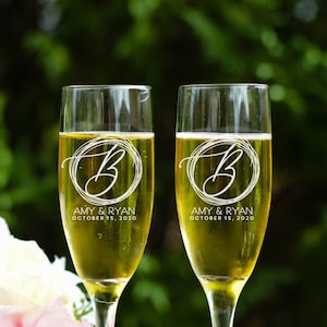 Wedding Champagne Flutes | Personalized Wedding Flutes | Wedding Toasting Flutes | Custom Toasting Glasses | Mr and Mrs Champagne Flutes