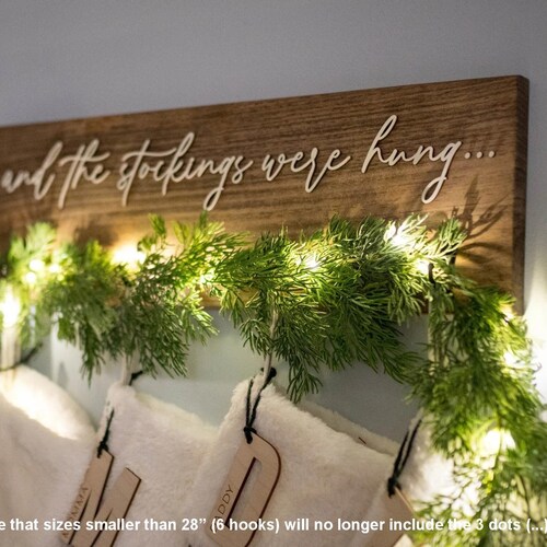 Le porte-bas et les bas ont été accrochés, signe décoratif de Noël, cintre pour bas de Noël