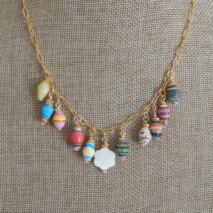 Multi Charm Papier Perle Halskette, Boho Halskette, trendiger Schmuck, 18kt vergoldete Paperclip Halskette