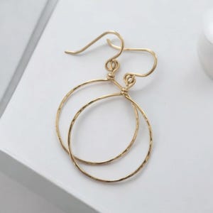 Goudgevulde oorringen, moderne sieraden, minimalistische sieraden