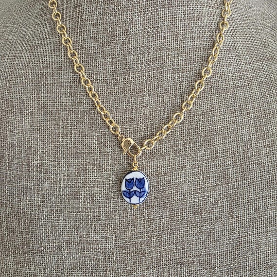 Gold layering necklace with pendant, trendy jewelry