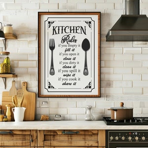 Puede incluir: Un cartel de reglas de cocina en blanco y negro con un gráfico de tenedor y cuchara. El cartel dice "Reglas de cocina" y enumera las reglas para la cocina, como "si lo vacías, llénalo" y "si lo cocinas, compártelo".