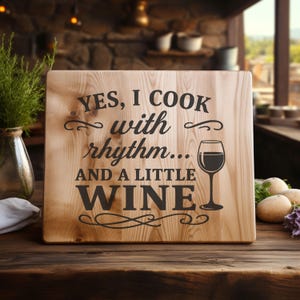 Cuisine drôle de vin SVG PNG DXF | Yes I Cook with Rhythm and Wine signe de cuisine couper fichier | Amateur de vin en téléchargement numérique Planche à découper svg drôle