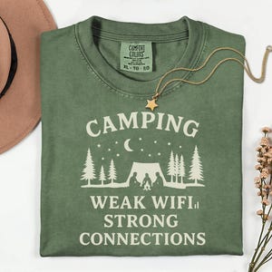 Camping drôle PNG connexion faible WIFI forte Fichier de sublimation numérique Funny outdoor numérique tee shirt design camping clipart