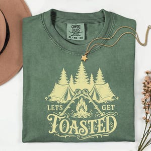 Conception de t-shirt de camping drôle, clipart camping PNG, permet de trinquer, conception de camping rétro, feu de camp png sublimation guimauve