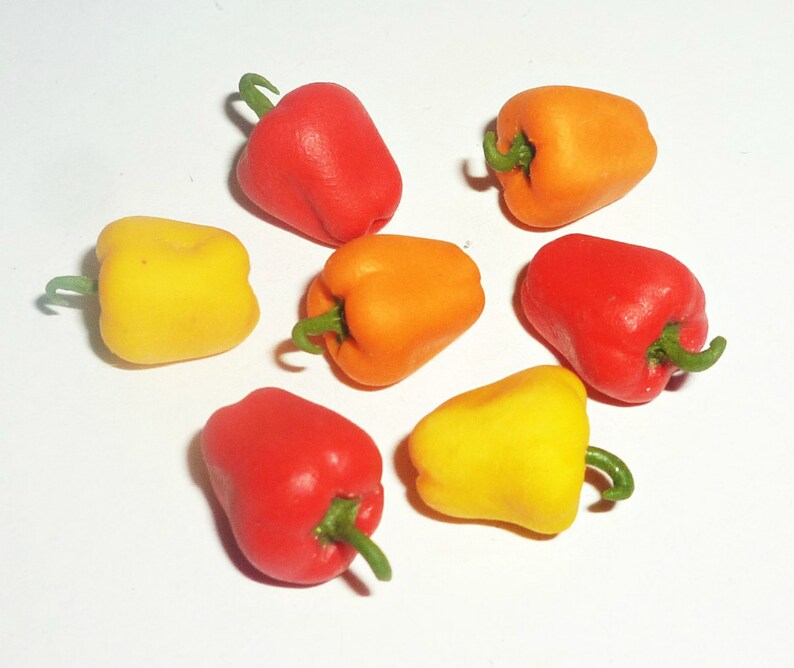 Dollhouse miniature 1:12 Bulgarian pepper sweet pepper 7 pieces.