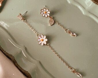Daisy Flower Dangle Earrings: Handmade Asymmetrical Drop Earrings