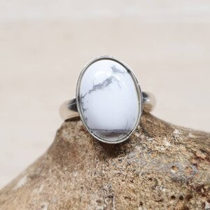 Anillo ajustable de howlita blanca. Anillos de plata de ley 925 para mujer. Joyería Reiki (Reino Unido). Joyería Géminis. Piedra semipreciosa de 14 x 10 mm.
