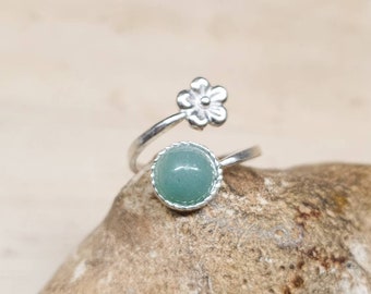 Green Aventurine flower ring. Crystal reiki jewelry uk. Adjustable Gemstone 925 sterling silver rings for women. 8mm stone.