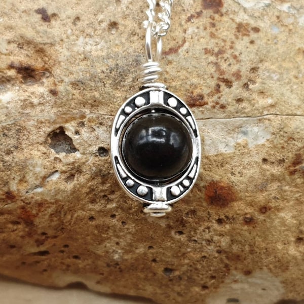 Collar con colgante de shungita, pequeño y raro. Piedra de 8 mm. Joyería de cristal Reiki del Reino Unido. Joyería minimalista con marco ovalado. Cristales empoderados.