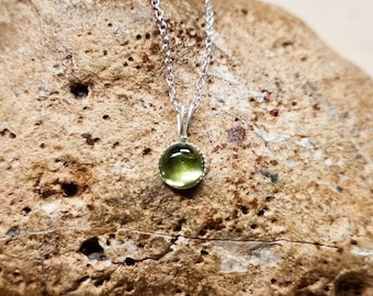 Tiny minimalist Peridot flower pendant. August birthstone. Reiki jewelry uk. 925 sterling silver. 6mm gemstone
