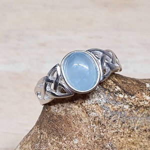 Anillo de aguamarina con nudo celta. Anillos de plata de ley 925 con piedras preciosas azules para mujer. Talla N (Reino Unido). Joyería Reiki (Reino Unido). Piedra de nacimiento de marzo.