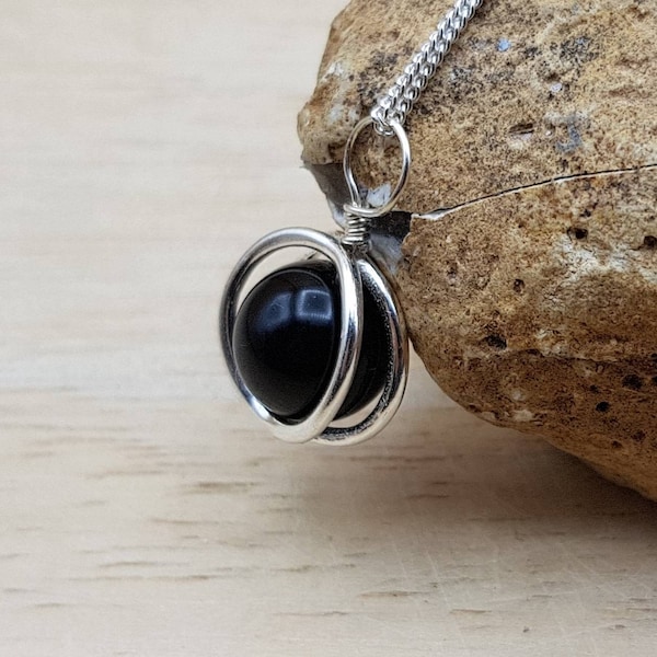 Collar pequeño con colgante circular de shungita negra. Joyería Reiki. Piedra de 10 mm. Collar de plata de ley con marco redondo 3D.
