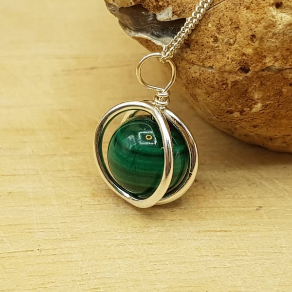 Minimalist Green Malachite circle pendant necklace. Crystal Reiki jewelry uk. Sterling silver 3d frame necklaces for women