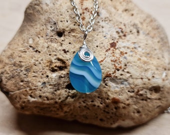 Banded Blue agate pendant. Reiki jewelry uk. Gemini jewelry. Wire wrapped pendant. Minimalist Agate tear drop pendant. Empowered crystals