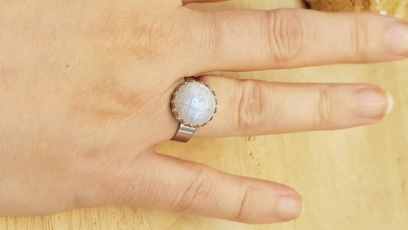 Women/'s White ring June Birthstone Stainless steel Hypoallergenic Rainbow moonstone adjustable Ring Reiki jewelry uk 12mm gemstone