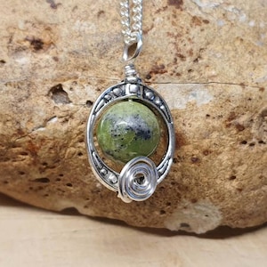 Collar con colgante de crisoprasa verde pequeña. Piedra natal de mayo. Joyería Reiki (Reino Unido). Joyería Libra. Collar con colgante ovalado chapado en plata y envuelto en alambre.