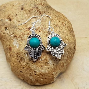 Pendientes Hamsa de turquesa. Amuleto con símbolo de protección. Joyería Reiki (Reino Unido). Piedra de nacimiento de diciembre. Bañados en plata. Gemas de 8 mm.