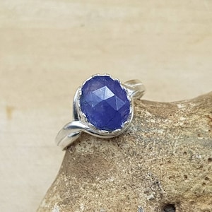 Anillo de tanzanita. Plata de ley 925. Joyería Reiki (Reino Unido). Anillo ajustable Violet Flame. Piedra de nacimiento de diciembre. Piedra de 10 x 8 mm.