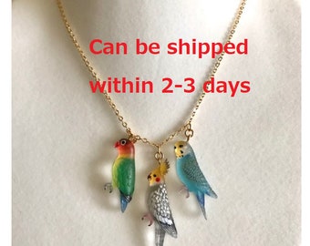 Lovebird,Cockatiel,Budgie,ciondolo/collana con tre uccelli,Fatto a mano in resina traslucida,personalizza