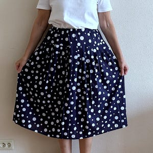 Saia vintage anos 80, saia azul marinho, saia de bolinhas, saia azul plissada, midi, cintura elástica