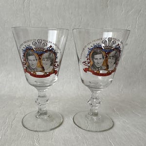 1981 Kungligt bröllop vinglas i glas Prinsessan Diana och Prins Charles Vintage ask med 2 samlarglas souvenirglas