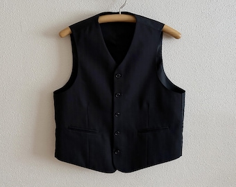 Colete masculino C&A preto com risca de giz, modelo clássico para terno, com ajuste nas costas, minimalista e perfeito para casamentos.