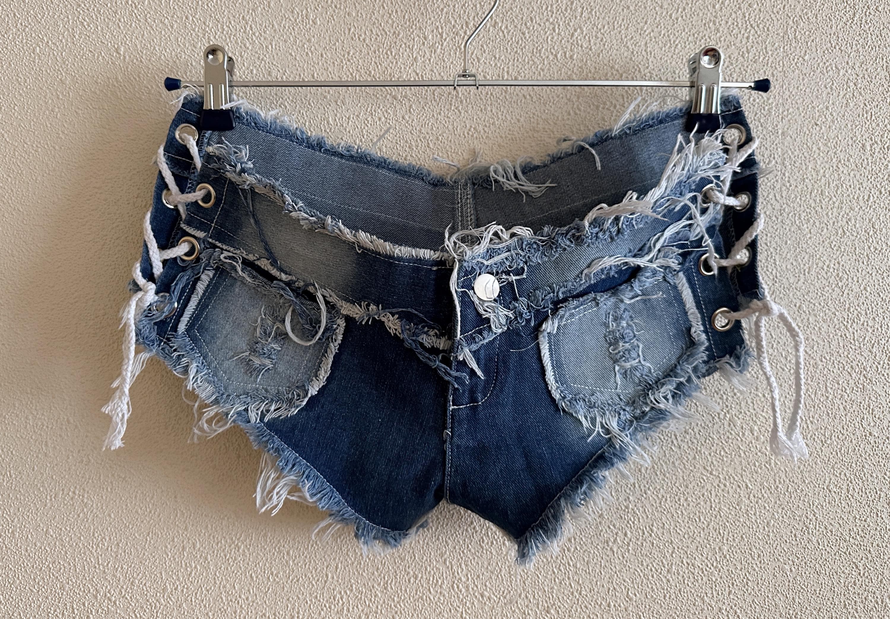 Shorts en denim solid avec taille haute classique, déchirés et à ourlet effiloché pour femmes