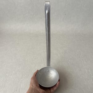 Puede incluir: Un juego de tres tazas de cerámica con un acabado moteado y mate. Las tazas son en tonos crema, gris claro y gris oscuro. Cada taza tiene un diseño simple y minimalista, ideal para café o té.