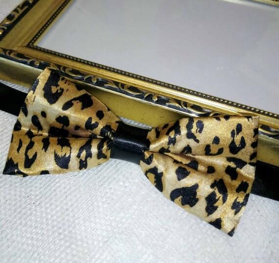 Cheetah Print Satin Bow Tie: Elegant Menswear