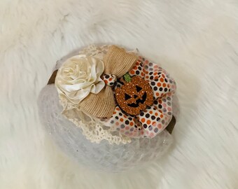 Diadema con lazo de lunares y calabaza de otoño: fotos de otoño para niños pequeños