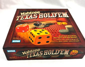 Peut inclure: Boîte de jeu de société Yahtzee Texas Hold'em. La boîte est marron avec le titre du jeu en grandes lettres en gras. La boîte présente des dés et des jetons de poker. Le jeu est pour 2 à 6 joueurs.