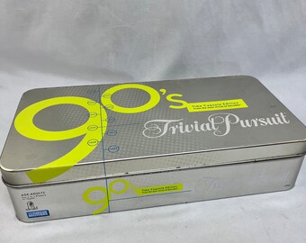 Trivial Pursuit Anni 90 &ndash; Pezzi Di Ricambio: Torta, Zeppe E Accessori &ndash; Tema Kurt Cobain