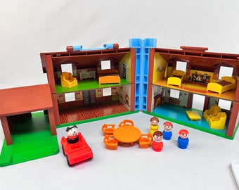 Vintage Fisher Price Tudor House With Furniture and Little People, 1986 #952