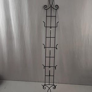 4 Plate Black Metal Vertical Wall Mount Plate Holder, Holds 4 Small Plates Total and Hooks For Cups, Wall Mount Display Rack