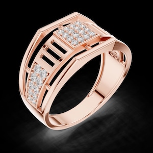 Puede incluir: Anillo de oro rosa con diseño geométrico. El anillo presenta un engaste cuadrado con múltiples piedras preciosas pequeñas y transparentes. Se engastan piedras preciosas adicionales en el lateral. El anillo tiene un estilo moderno y arquitectónico.
