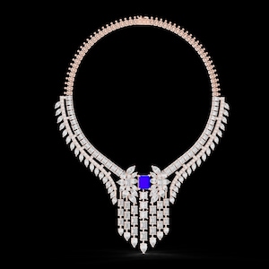Op de afbeelding: Een roségouden ketting met een centrale blauwe vierkante steen en trapsgewijze rechthoekige en peervormige witte stenen. De ketting heeft een delicaat ontwerp met bladvormige accenten tegen een zwarte achtergrond.