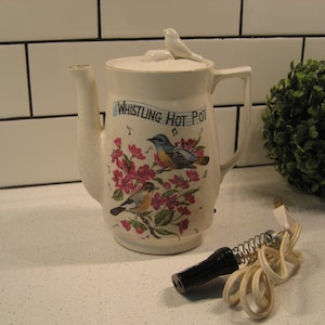 Vintage Whistling Hot Pot original Cabo elétrico Funciona bem Parece adorável Botão de pássaro canoro 3D feito no Japão Chá da tarde com flores de cerejeira