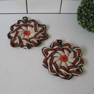 Par vintage handgjorda köksgrytunderlägg tjockt grytunderlägg hängande ögla eklektisk mormor chic komplicerad design orange korallbrun boho kockpresent