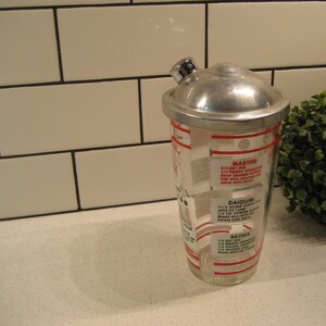 8" vintage glazen cocktailshaker met zeefdeksel en natuurlijk kurken zegel Mad Men drinkmixer Retro recepten midcentury barwagen essentieel cadeau