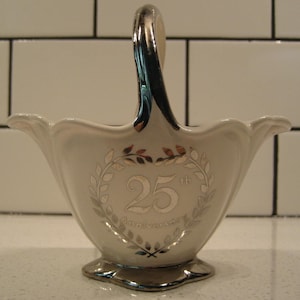 Vintage Royal Winton Grimwades 25. Srebrna rocznica ślubu Koszyk Staffordshire Anglia Srebrny i kremowy Elegancki prezent boho z połowy wieku