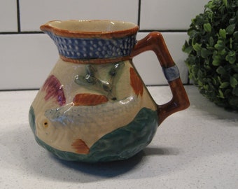 Jarra de mayólica antigua de 5,5" con forma de cesta para pescado, algas y conchas marinas, de Shorter & Son, Inglaterra, pintada a mano, estilo rústico urbano para escapadas al campo de Staffordshire.