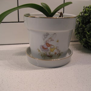 Cache-pot blanc vintage et soucoupe assortie, dorure à l'or illustrée d'une fille avec un arrosoir pour mouiller son chien, fabriqué au Japon, trou de drainage kawaii