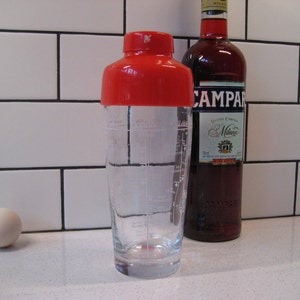 9 "Vintage Cocktail Shaker Classic Drink Rezepte Klarglas Rote Plastikoberteile Mad Men Prop Midcentury Bar Retro Home Bar Warenkorb Notwendigkeit Geschenk