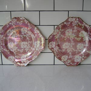 Par de pratos vintage Royal Winton White Rose de 10&quot; Grimwades Currant Wine Brocade Iridescent Gold Trim c.1934-50 galeria de parede hygge de quatro folhas